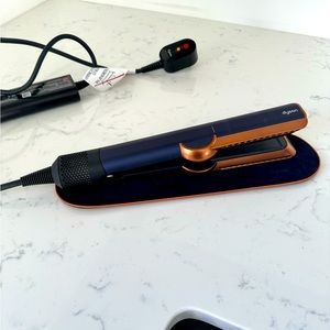 Airstrait Hair Straightener.Like new with blue felt pad for elegant storage.